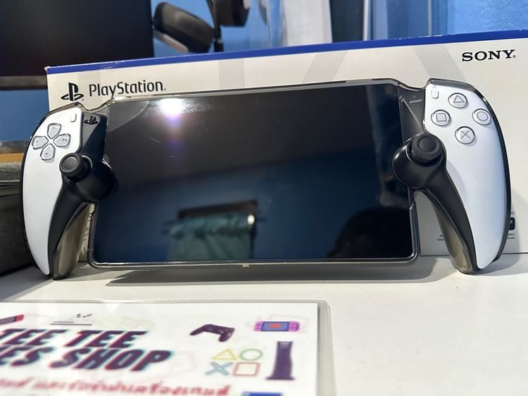 Ps portal มือสองสภาพสวย ใช้งานปกติ หน้าจอติดฟิล์มกระจกแล้ว มีฟองอากาศหน่อยซ้ายบน มีสายชาร์จ เคสใส และกระเป๋า รูปที่ 4