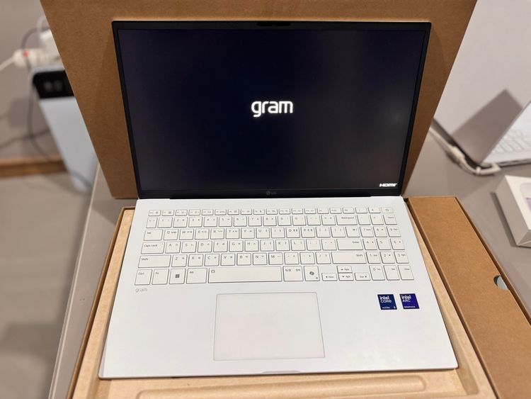 LG Gram 15 2025 Core Ultra 5 - สภาพนางฟ้า (สินค้าตัวโชว์ ชาร์จ 0 ครั้ง)