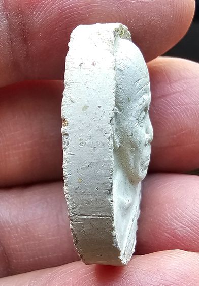 พระผงเม็ดกระดุม หลวงปู่แผ้ว ปวโร วัดกำแพงแสน จังหวัดนครปฐม ปี 2546 รูปที่ 4