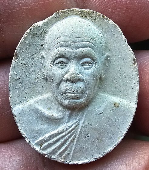 พระผงเม็ดกระดุม หลวงปู่แผ้ว ปวโร วัดกำแพงแสน จังหวัดนครปฐม ปี 2546