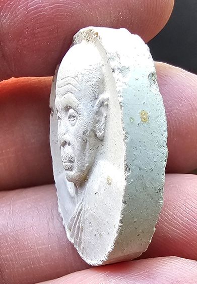 พระผงเม็ดกระดุม หลวงปู่แผ้ว ปวโร วัดกำแพงแสน จังหวัดนครปฐม ปี 2546 รูปที่ 3