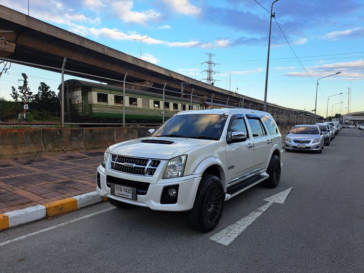 รถ Isuzu MU-7 3.0 Choiz สี ขาว