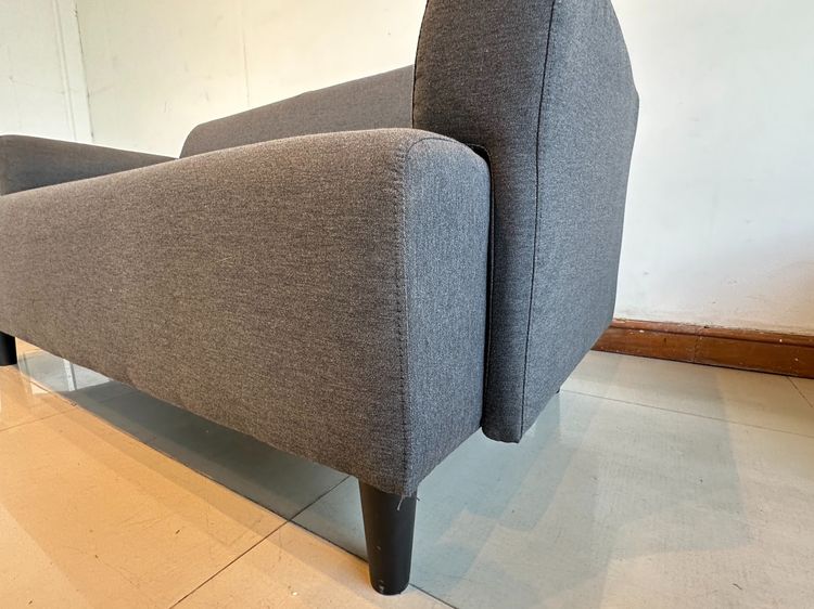 โซฟา 2 ที่นั่ง เบาะผ้าสีเทาเข้ม โครงไม้ MDF ขาพลาสติกสีดำ  รูปที่ 9