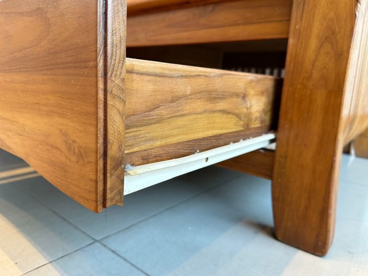 โซฟาไม้สักทั้งตัว ด้านล่างมี 3 ลิ้นชัก พิงหลังและพักแขนติแผ่นไม้ระแนงไม้สัก สีน้ำตาล รูปที่ 12