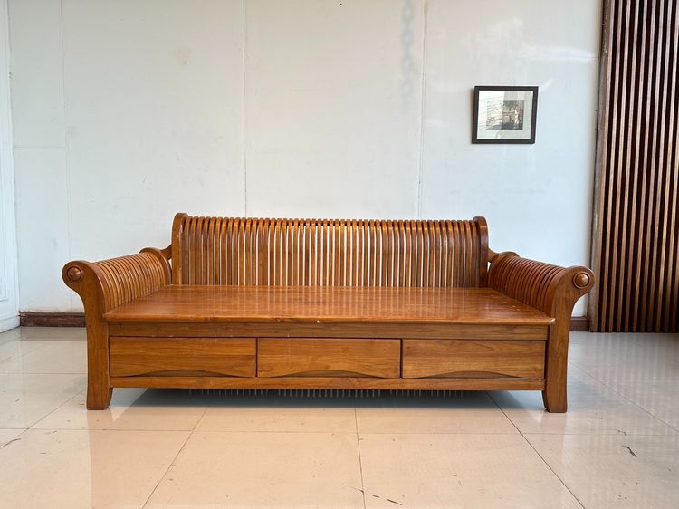 3 ที่นั่ง โซฟาไม้สักทั้งตัว ด้านล่างมี 3 ลิ้นชัก พิงหลังและพักแขนติแผ่นไม้ระแนงไม้สัก สีน้ำตาล