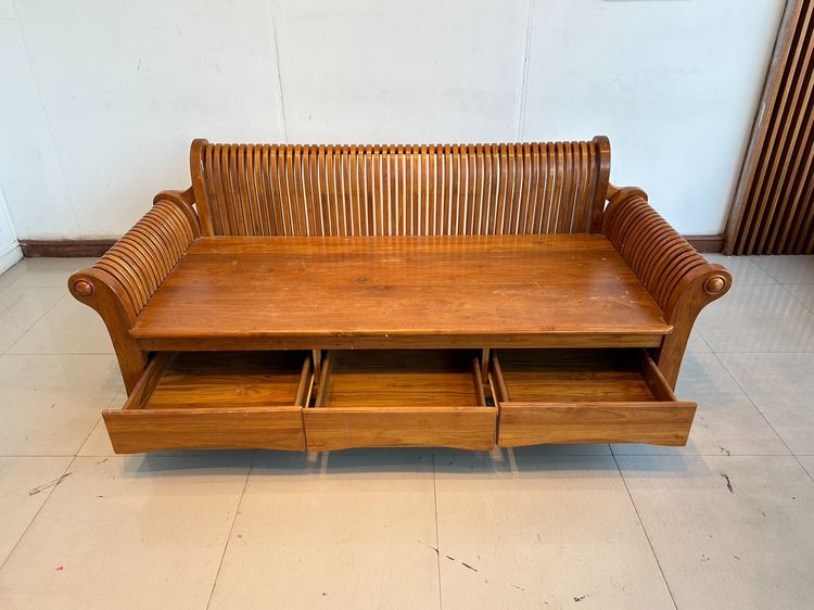 โซฟาไม้สักทั้งตัว ด้านล่างมี 3 ลิ้นชัก พิงหลังและพักแขนติแผ่นไม้ระแนงไม้สัก สีน้ำตาล รูปที่ 10