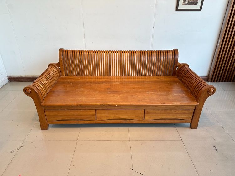 โซฟาไม้สักทั้งตัว ด้านล่างมี 3 ลิ้นชัก พิงหลังและพักแขนติแผ่นไม้ระแนงไม้สัก สีน้ำตาล รูปที่ 2