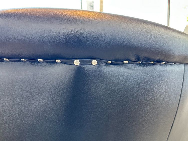 โซฟาเดย์เบด สไตล์หลุยส์ เบาะหนังแท้ผิวสัมผัสสีดำ พิงหลังดึงดุม โครงขาไม้จริง รูปที่ 7