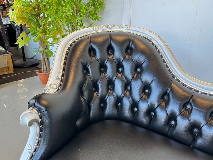 โซฟาเดย์เบด สไตล์หลุยส์ เบาะหนังแท้ผิวสัมผัสสีดำ พิงหลังดึงดุม โครงขาไม้จริง รูปที่ 10