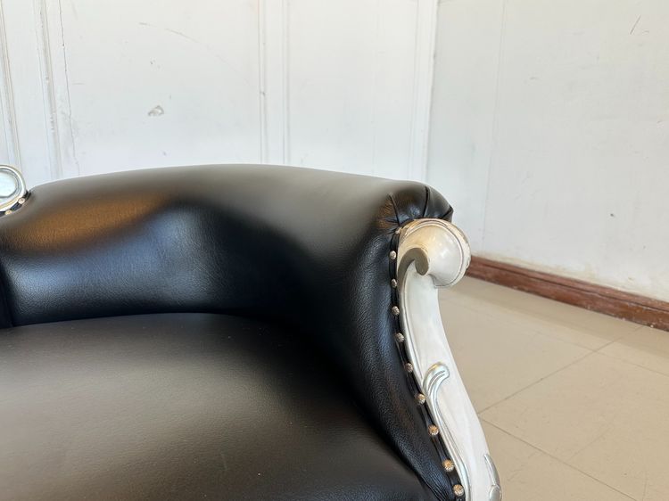 โซฟาเดย์เบด สไตล์หลุยส์ เบาะหนังแท้ผิวสัมผัสสีดำ พิงหลังดึงดุม โครงขาไม้จริง รูปที่ 12