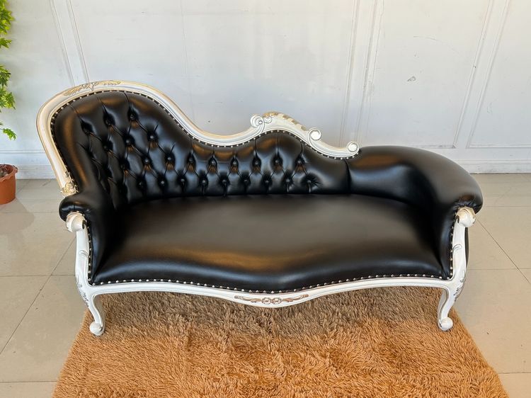 โซฟาเดย์เบด สไตล์หลุยส์ เบาะหนังแท้ผิวสัมผัสสีดำ พิงหลังดึงดุม โครงขาไม้จริง รูปที่ 9