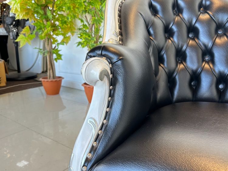 โซฟาเดย์เบด สไตล์หลุยส์ เบาะหนังแท้ผิวสัมผัสสีดำ พิงหลังดึงดุม โครงขาไม้จริง รูปที่ 13