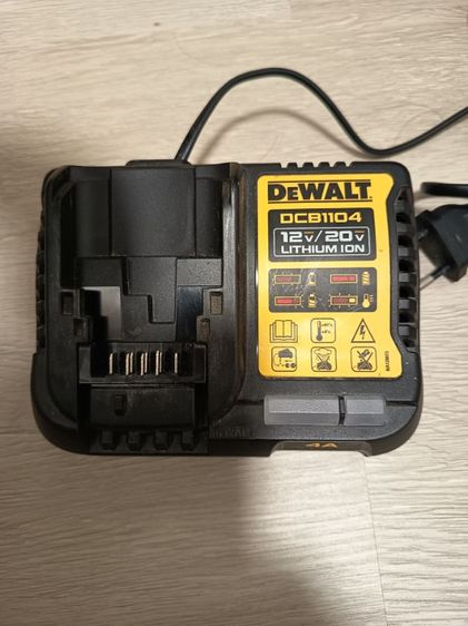 DCB1104 แท่นชาร์จแบตมือ2สภาพดี