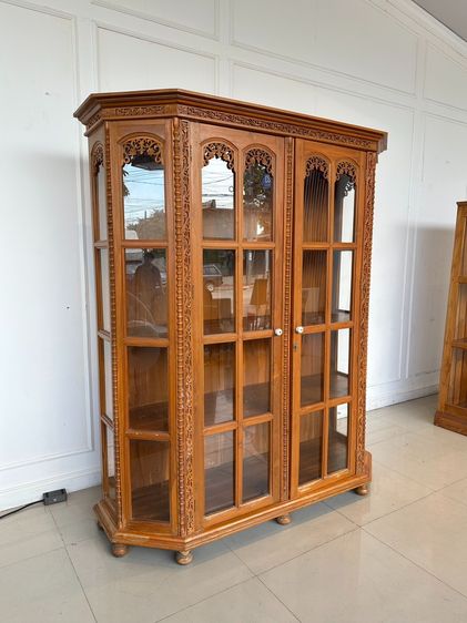 ตู้โชว์ไม้สัก 2 บานเปิด สไตล์วินเทจ ขากลึงกลม รูปที่ 2