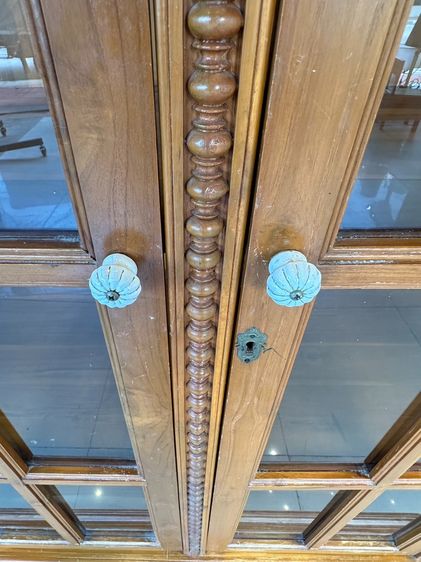 ตู้โชว์ไม้สัก 2 บานเปิด สไตล์วินเทจ ขากลึงกลม รูปที่ 15