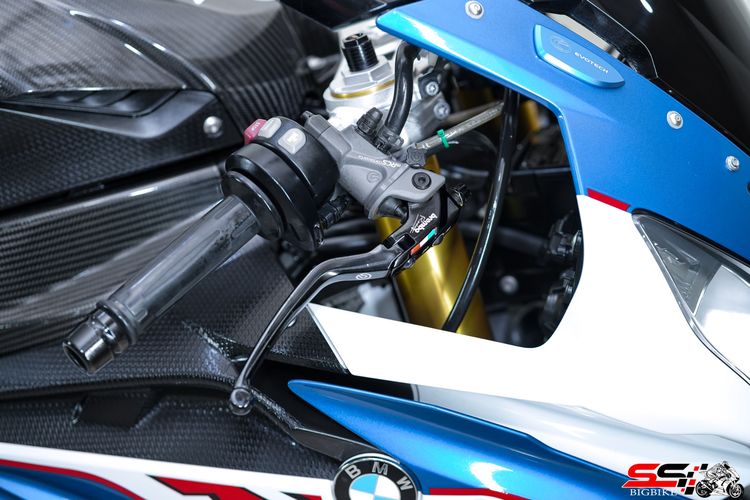 BMW S1000RR สีไตร ปี2018 ท่อฟูล AKRAPOVIC HP ไทเทเนี่ยม และของแต่งอื่นๆอีกเพียบ Carbonแท้ทั้งคัน รูปที่ 4