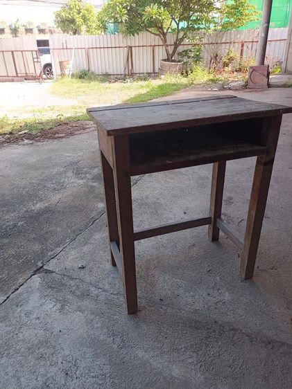 โต๊ะนีกเรียนโบราณ