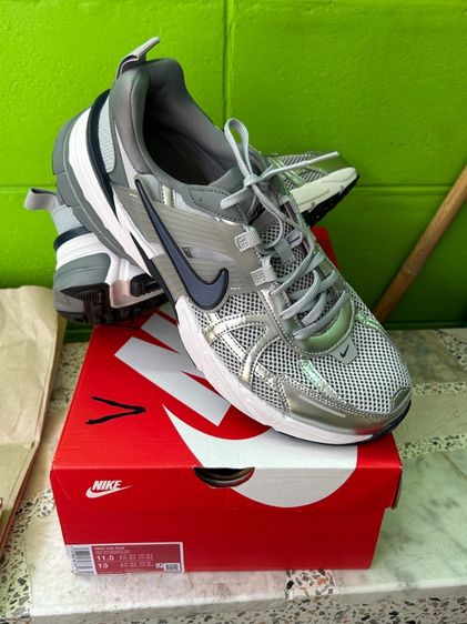รองเท้า Nike V2K Run