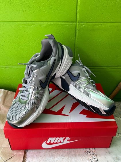รองเท้า Nike V2K Run รูปที่ 2
