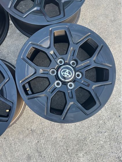 ล้อโตโยต้า ทราโว่ all new ขอบ18 สีดำ สภาพป้ายแดง รูปที่ 6