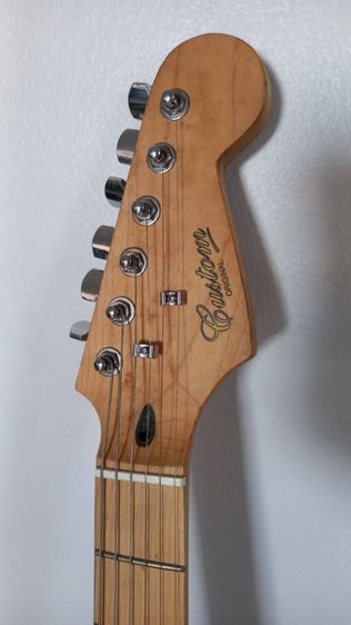 กีต้าร์​ไฟฟ้า​พร้อมขาตั้ง รูปที่ 2