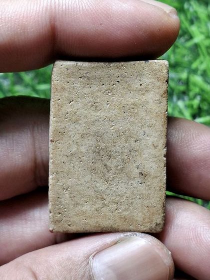 พระสมเด็จเนื้อผงเก่า เห็นรอยเลี่ยมเก่ารูปหัวใจลางๆ ที่ด้านหลังของพระ รูปที่ 2