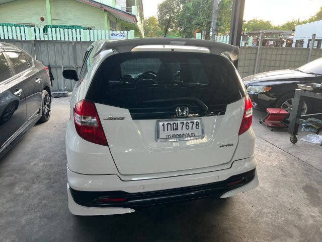 Honda Jazz 2013 1.5 V i-VTEC Sedan เบนซิน LPG เกียร์อัตโนมัติ ขาว รูปที่ 4