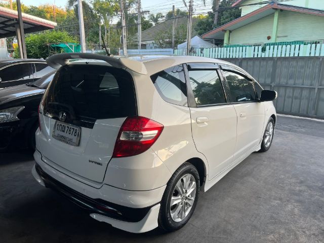 Honda Jazz 2013 1.5 V i-VTEC Sedan เบนซิน LPG เกียร์อัตโนมัติ ขาว รูปที่ 3
