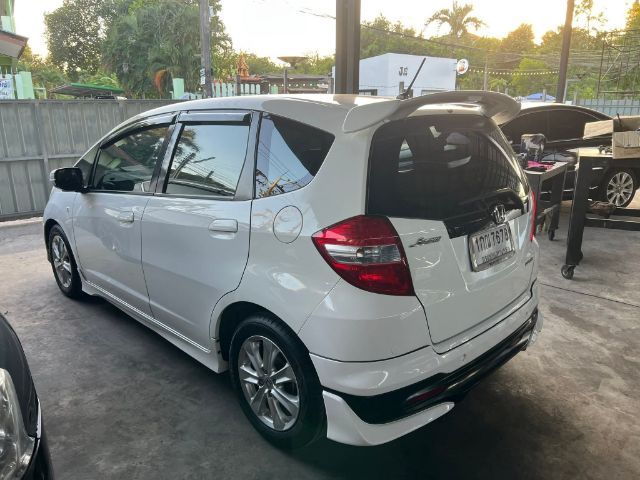 Honda Jazz 2013 1.5 V i-VTEC Sedan เบนซิน LPG เกียร์อัตโนมัติ ขาว รูปที่ 2