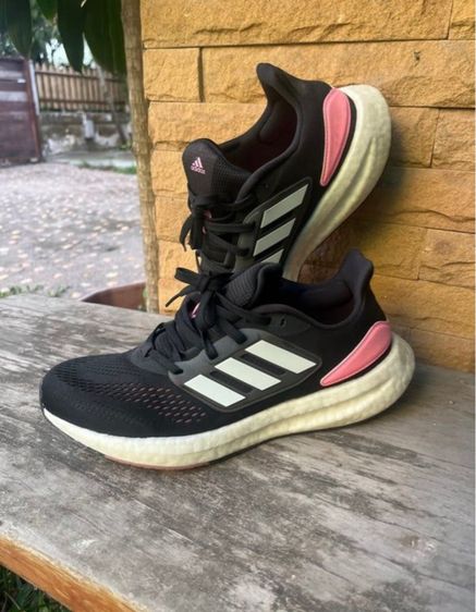 รองเท้ากีฬา Adidas