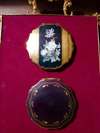 เก่าโบราณงานอังกฤษ..ตลับแป้งเนื้อทองเหลืองเดิมสภาพเยี่ยม