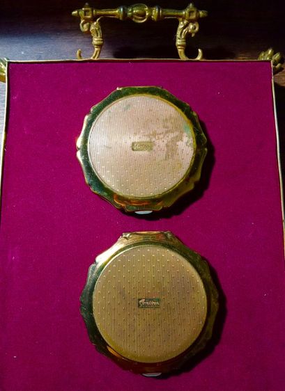 เก่าโบราณงานอังกฤษ..ตลับแป้งเนื้อทองเหลืองเดิมสภาพเยี่ยม รูปที่ 8