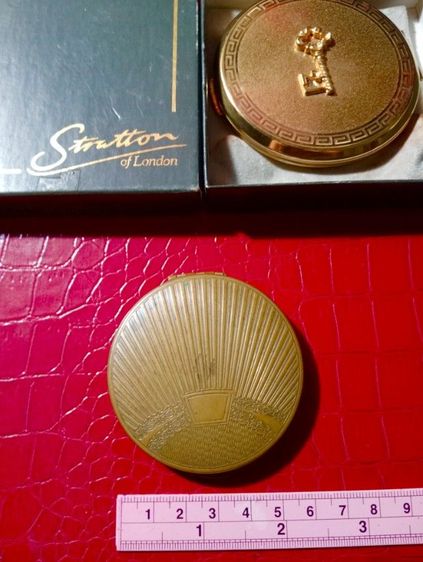 อังกฤษ..ตลับแป้งเนื้อทองเหลืองเก่าโบราณงานอังกฤษสภาพเยี่ยม รูปที่ 12