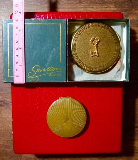 อังกฤษ..ตลับแป้งเนื้อทองเหลืองเก่าโบราณงานอังกฤษสภาพเยี่ยม รูปที่ 7