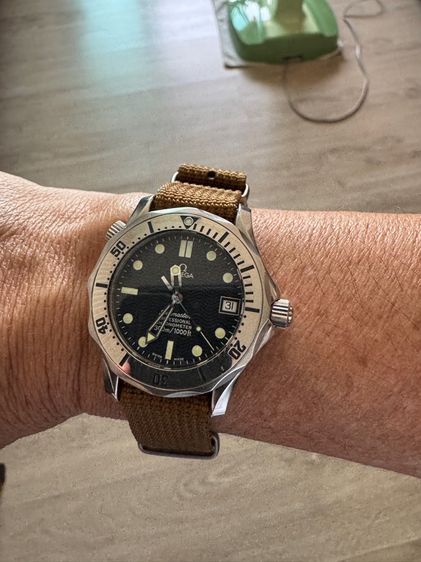 Omega Seamaster Professional 300m หรือที่หลายคนเรียกว่ารุ่น "Bond Watch" (ยุค Pierce Brosnan) ซึ่งเป็นหนึ่งในรุ่นยอดนิยมตลอดกาลของ Omega รูปที่ 2