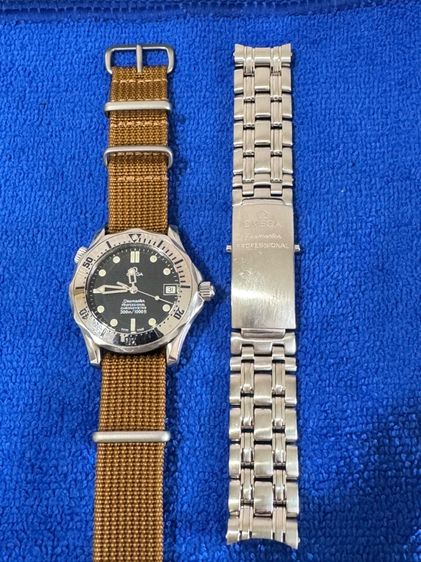 เงิน Omega Seamaster Professional 300m หรือที่หลายคนเรียกว่ารุ่น "Bond Watch" (ยุค Pierce Brosnan) ซึ่งเป็นหนึ่งในรุ่นยอดนิยมตลอดกาลของ Omega