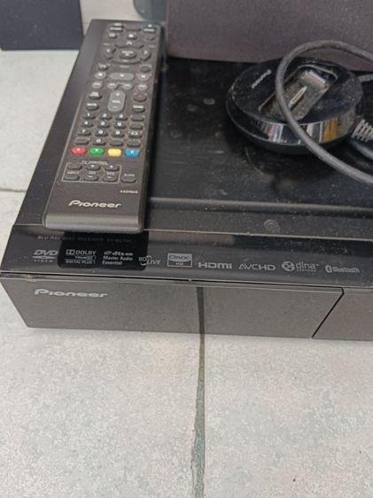 ขายเครื่องเล่นบลูเรย์เป็นโฮมเธียเตอร์5.1 มีเซนเตอร์ คู่หน้า คู่หลัง และซับวูฟเฟอร์ ยี่ห้อPioneer มีช่องต่อสัญญาณได้ดังรูป  รูปที่ 12