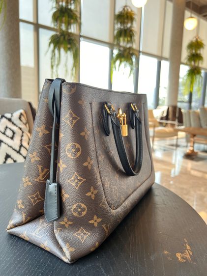 (ส่งต่อ) ของแท้  LV Flower Tote Monogram Brown พร้อมใบเสร็จและสายยาว สภาพสวยมาก รูปที่ 2
