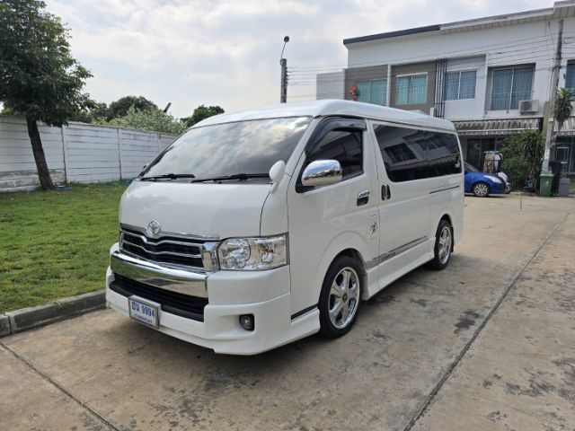 รถ Toyota Ventury 3.0 V สี ขาว