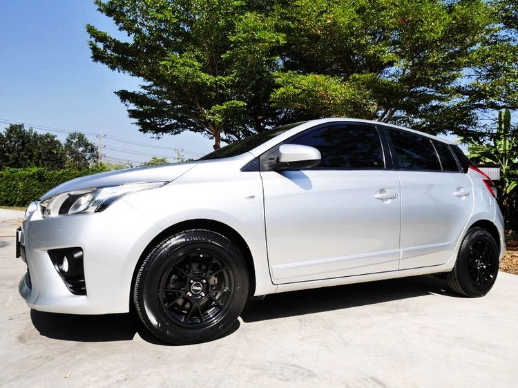 รถ Toyota Yaris 1.2 E สี บรอนซ์เงิน