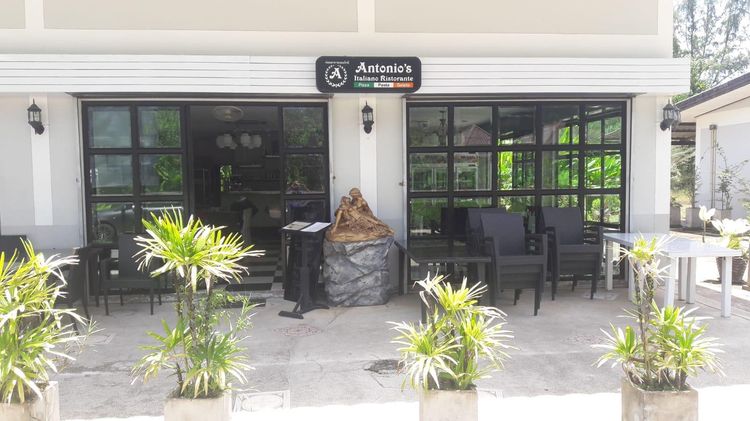 ร้านอาหารพร้อมเฟอร์นิเจอร์ให้เช่า หน้าทางเข้าโรงแรม JW Marriott เขาหลัก