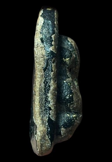 พระปิดตาหลังแบบตัดขอบห้าเหลี่ยม หลวงพ่อแก้ววัดเครือวัลย์ รูปที่ 2