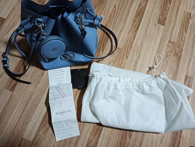 ประกาศขายกระเป๋าLAY ของแท้ สีฟ้า ทรงถัง รูปที่ 2