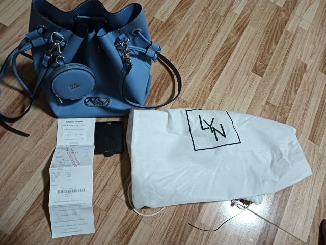 ประกาศขายกระเป๋าLAY ของแท้ สีฟ้า ทรงถัง รูปที่ 4