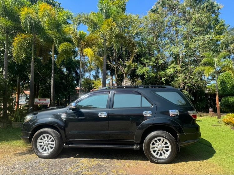 Toyota Fortuner 2010 3.0 V 4WD Utility-car ดีเซล ไม่ติดแก๊ส เกียร์อัตโนมัติ ดำ รูปที่ 4
