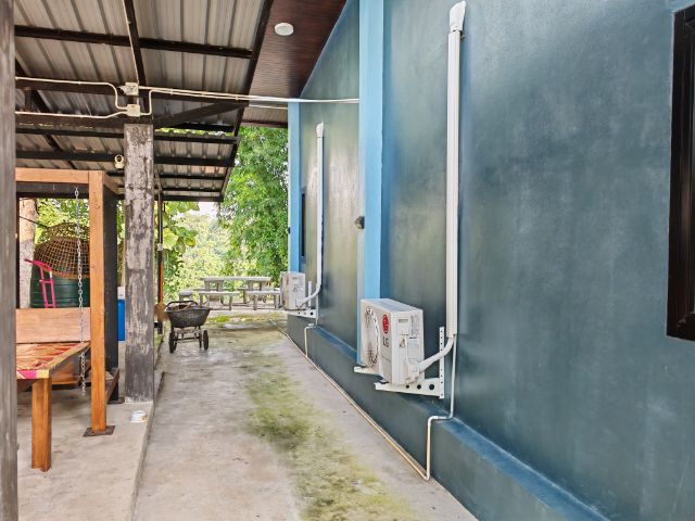 ขายบ้านพร้อมที่ดิน​ สภาพใหม่มาก​ 1.​ ที่ดิน​ 2ไร่​ 12วา
  2.​บ้านชั้นเดียว​ 120​ตรม.​ 2ห้องนอน​ 2ห้องน้ำ​ พร้อมเฟอร์​ จอดรถ3คัน​ สวนผลไม้