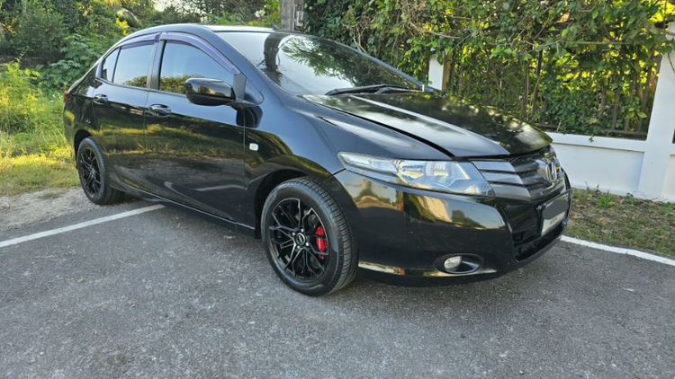 Honda City 2011 1.5 V i-VTEC Sedan เบนซิน ไม่ติดแก๊ส เกียร์ธรรมดา ดำ รูปที่ 2