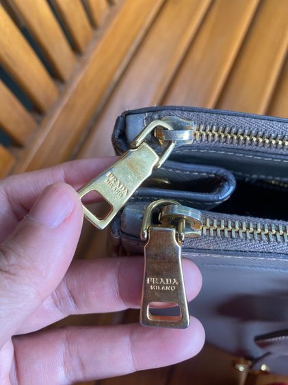 กระเป๋า prada รูปที่ 15