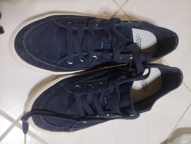 รองเท้าผ้าใบ