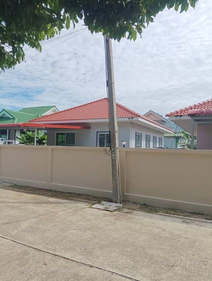 ไม่มี ขายบ้านสร้างใหม่ ในหมู่บ้านภูชะโงกสวีทโฮม เป็นบ้านเดี่ยวชั้นเดียว 60 ตร.ว.3 ห้องนอน 2 ห้องน้ำ 1 ห้องโถง 1 ครัวพร้อมโรงรถจอดได้ 2 คัน รูปที่ 2